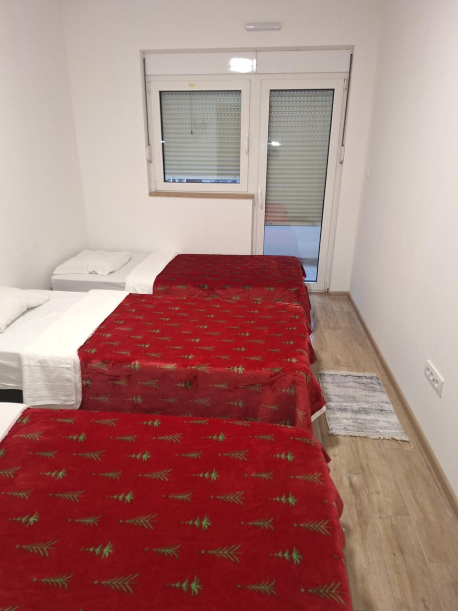 Expo Airport Otel Surcin Bagian luar foto